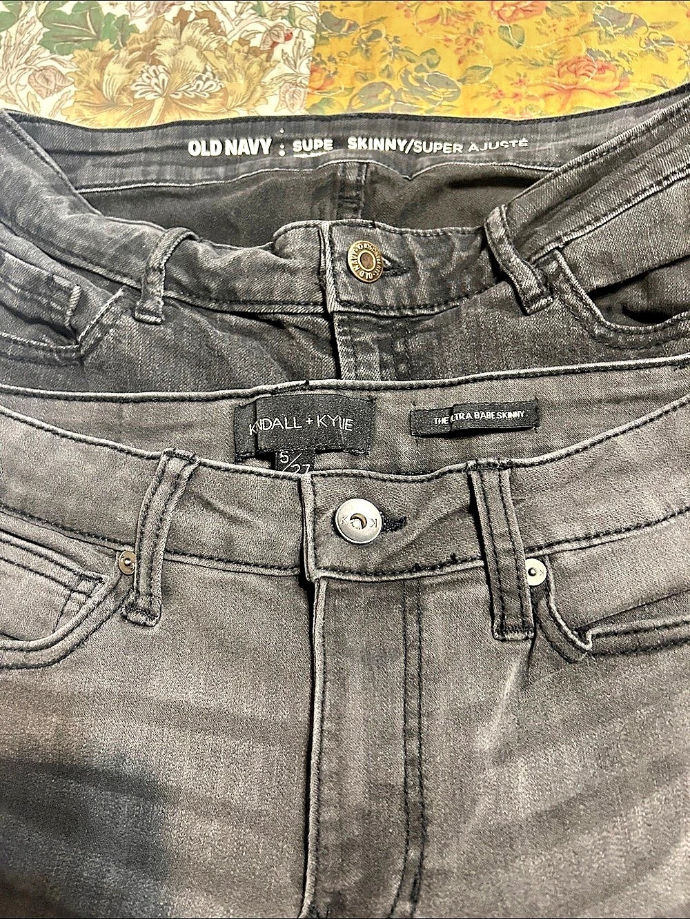 Two pair of black jeans with skinny
Fit